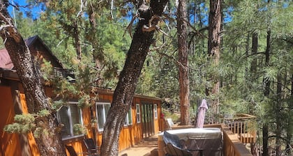 Cozy 2-bedroom cabin in beautiful Strawberry/Pine with AC, WiFi, Hot tub, deck.