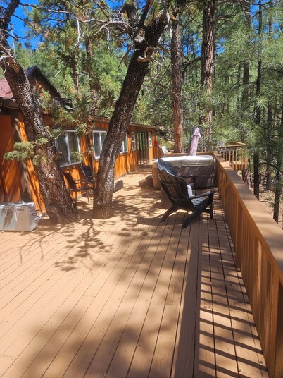 Cozy 2-bedroom cabin in beautiful Strawberry/Pine with AC, WiFi, Hot tub,  deck.