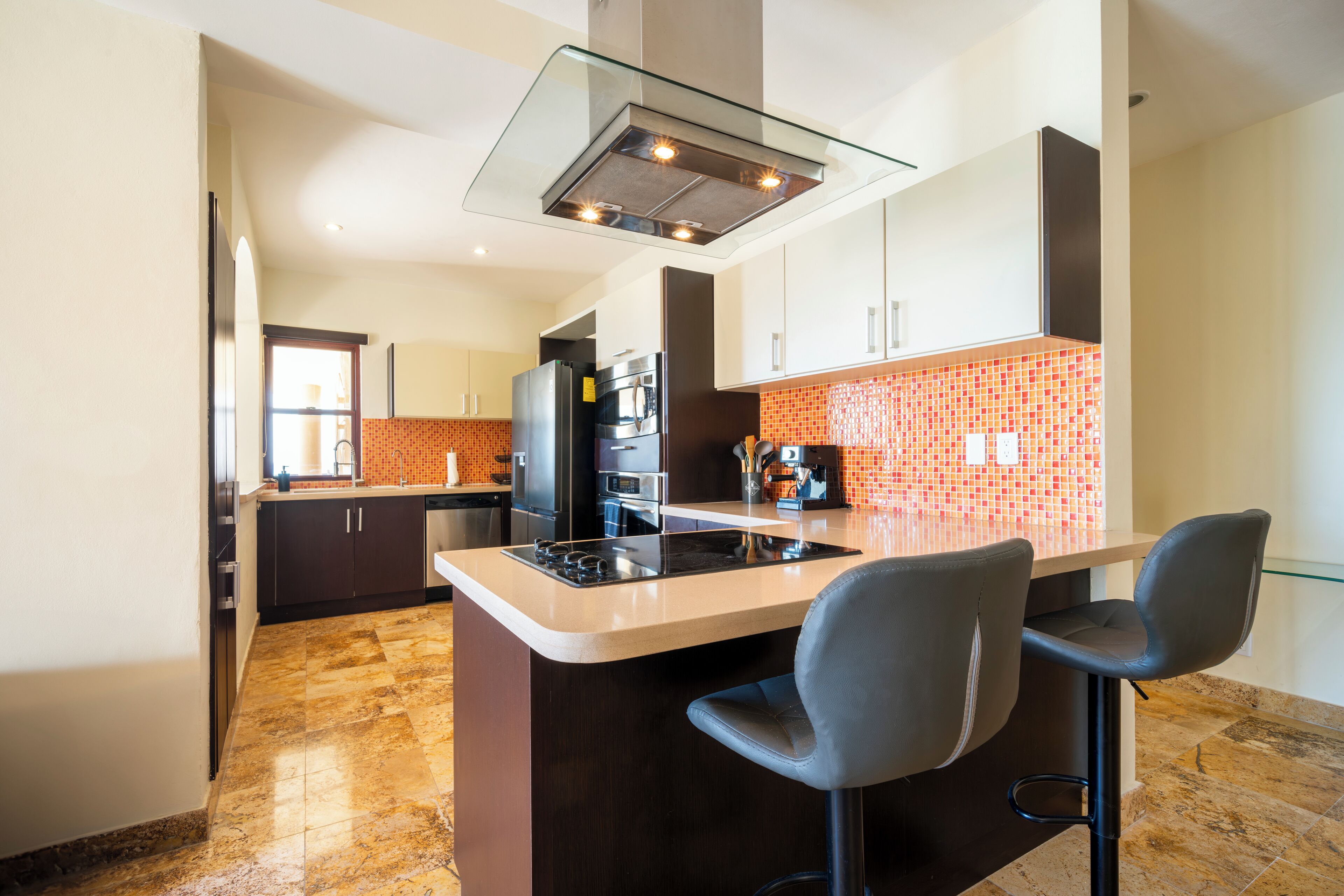 Condo Deluxe, vista a la playa | Cocina privada | Refrigerador con congelador y tostadora 