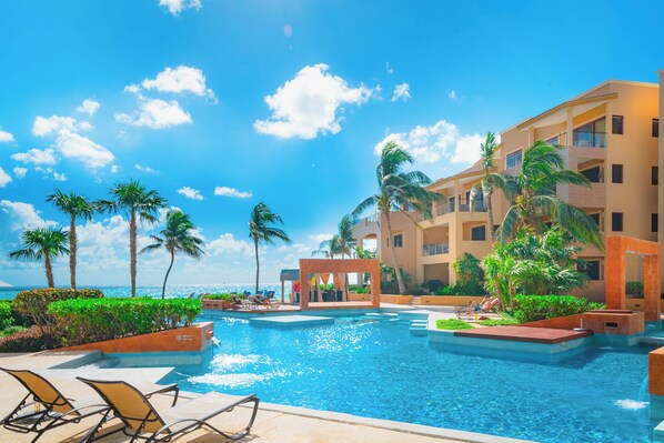 Outdoor pool - Luxury Beachfront Condo 3 BR - El Faro Ref 301 (Playa del Carmen)