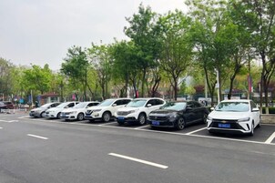 Un estacionamiento con varios coches aparcados en sus espacios designados.