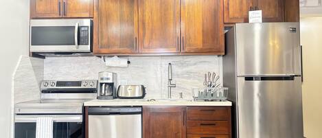 Refrigerador, microondas, horno y parrilla de estufa