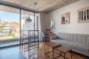 Comfort studio, uitzicht op zwembad | Uitzicht op de stad