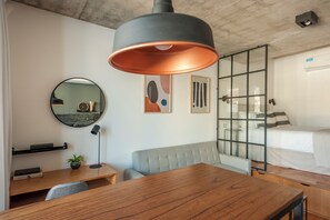 Estudio Confort, vistas a la piscina | Zona de estar | Smart TV de 50 pulgadas con canales por cable