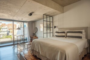 Comfort studio, uitzicht op zwembad | Geluiddichte muren, een strijkplank/strijkijzer, babybedden (toeslag)