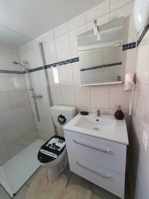 Shower, hair dryer, towels, toilet paper