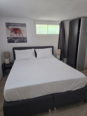 2 bedrooms, iron/ironing board, WiFi, bed sheets