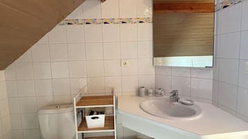 SĂšche-cheveux, serviettes fournies, savon, papier toilette