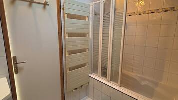 SĂšche-cheveux, serviettes fournies, savon, papier toilette