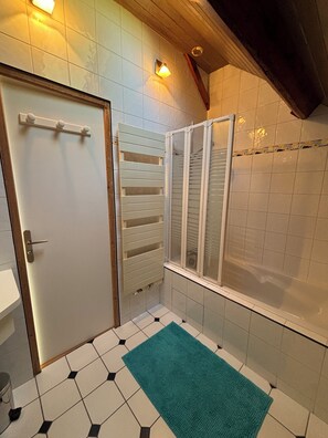 Sèche-cheveux, serviettes fournies, savon, papier toilette