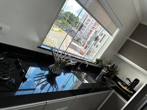 Microwave, oven, stovetop - Comfort and practicality while you visit Pocos de Caldas. (Poços de Caldas)