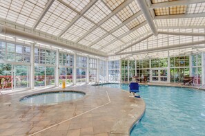 Innendørsbasseng og et oppvarmet basseng