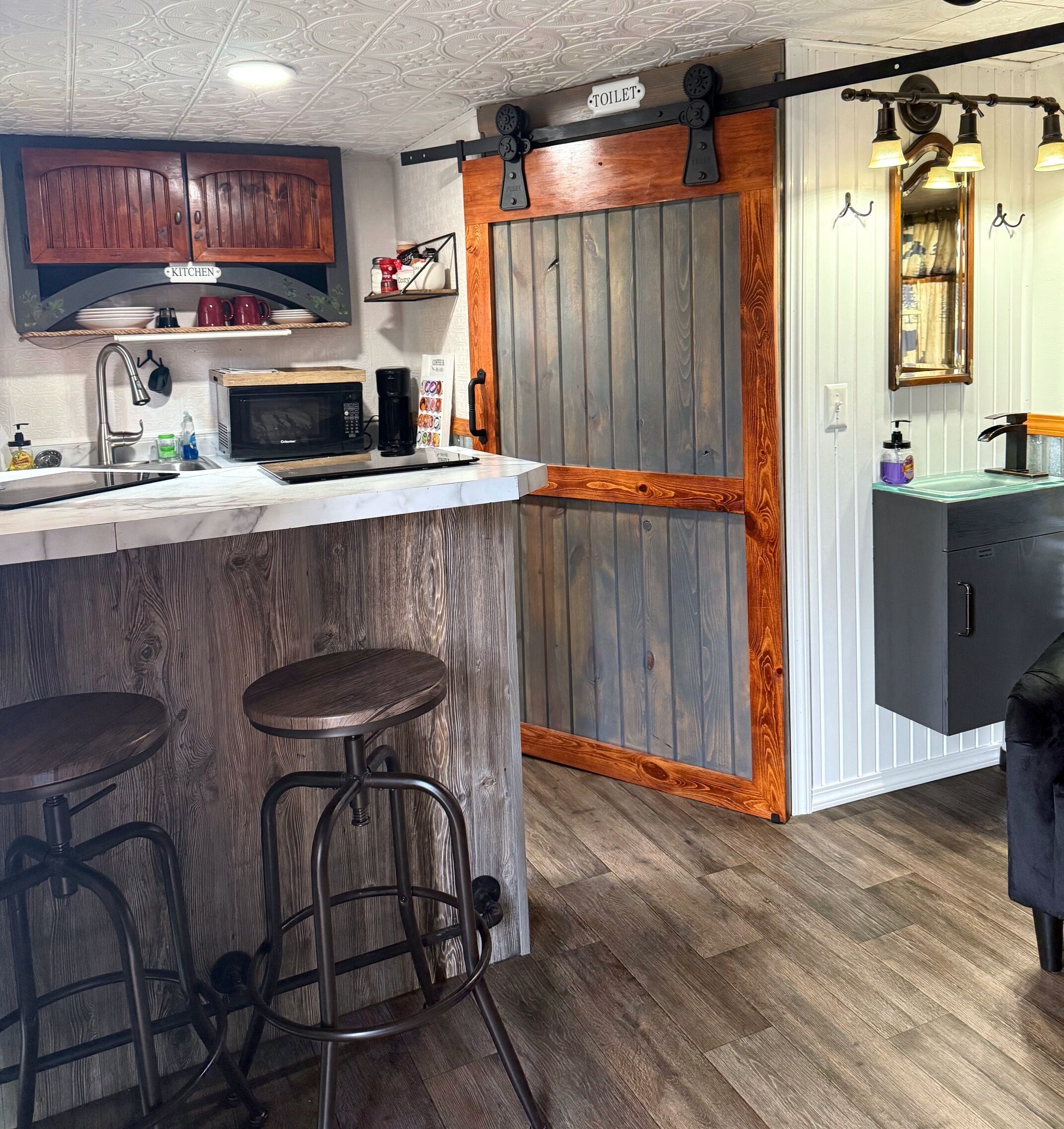 Køleskab, mikrobølgeovn, ovn, kaffe-/temaskine