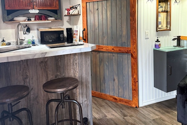 Geladeira, micro-ondas, fogão, cafeteira/chaleira