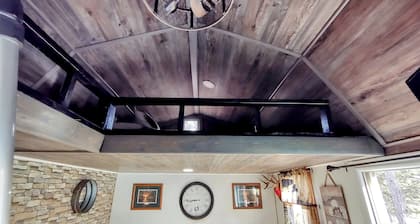 Cozy cabin with AC and WiFi in amazing Black Hills of South Dakato