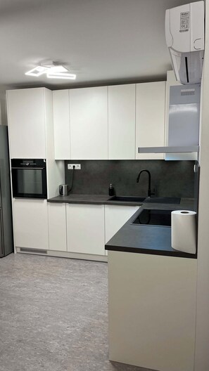 Kühlschrank, Ofen, Herdplatte, Geschirrspüler