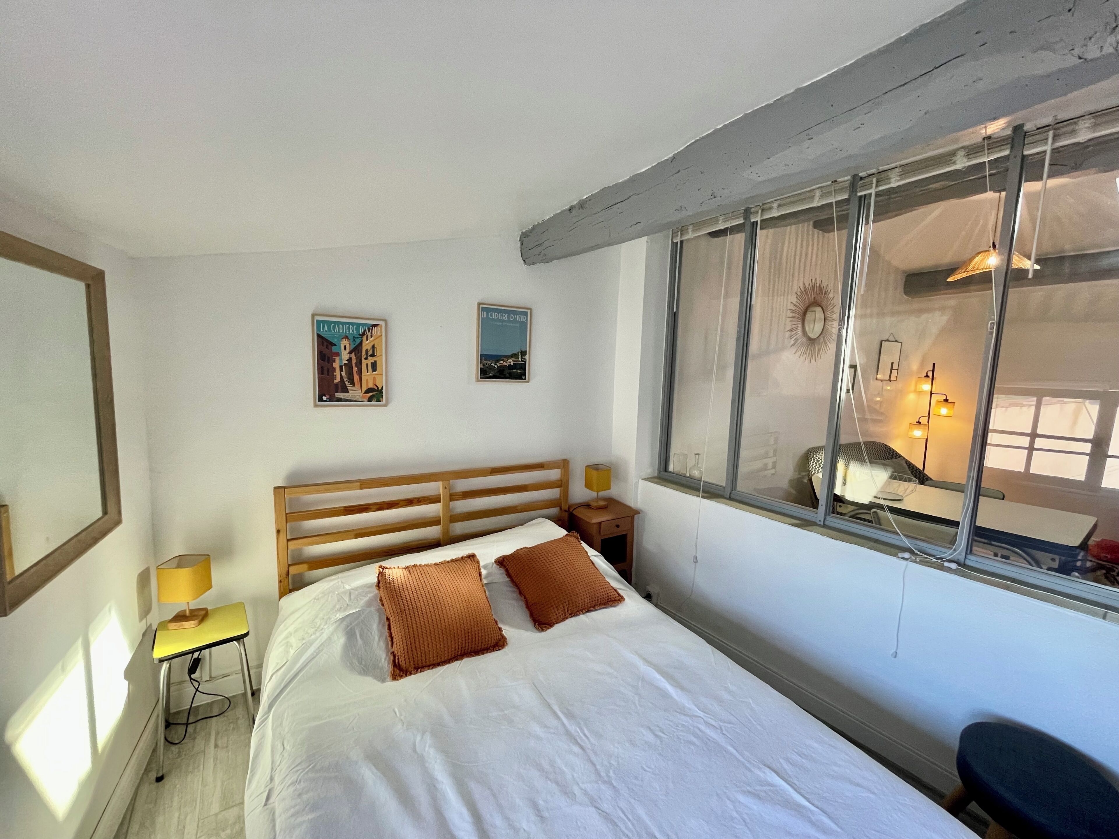Iron/ironing board, bed sheets