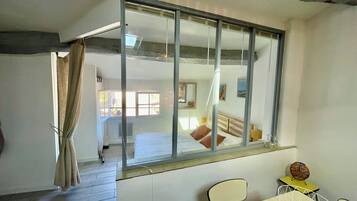 Een strijkplank/strijkijzer, beddengoed