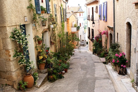 Property grounds. Charming, bright studio with sleeping area in the heart of the village of La Cadière-d'Azur