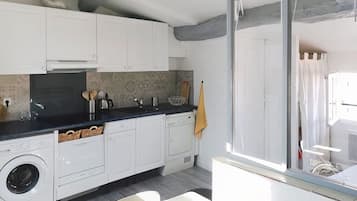 Jääkaappi, liesi, astianpesukone, kahvin-/teenkeitin