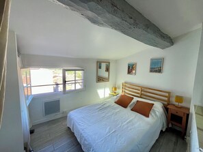 Tabla de planchar con plancha y ropa de cama