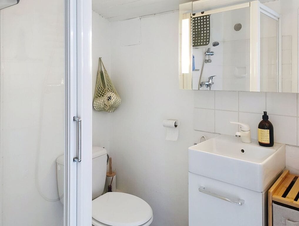 Een douche, een haardroger, handdoeken, zeep