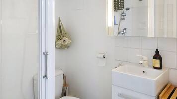 Een douche, een haardroger, handdoeken, zeep