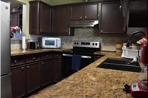 4-bedroom house in awesome Alvin with AC, WiFi, 2 full bath, plenty of parking!