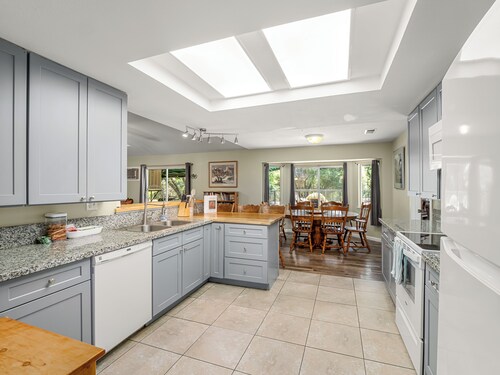 Oak Hills Retreat - Gated Pool, BBQ & Fire Pit