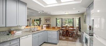 Oak Hills Retreat - Gated Pool, BBQ & Fire Pit