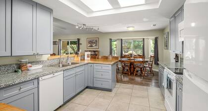 Oak Hills Retreat - Gated Pool, BBQ & Fire Pit