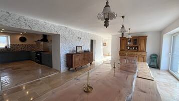Una cocina amplia con una encimera de madera, un armario de madera y un candelabro.