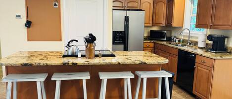 Kjøleskap, mikrobølgeovn, ovn og kokeplater