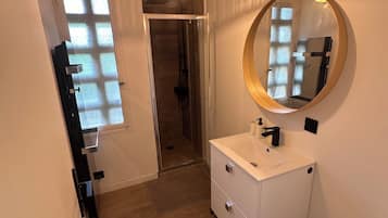 Douche, sĂšche-cheveux, papier toilette