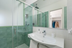 Dusche, Haartrockner, Bidet, Handtücher