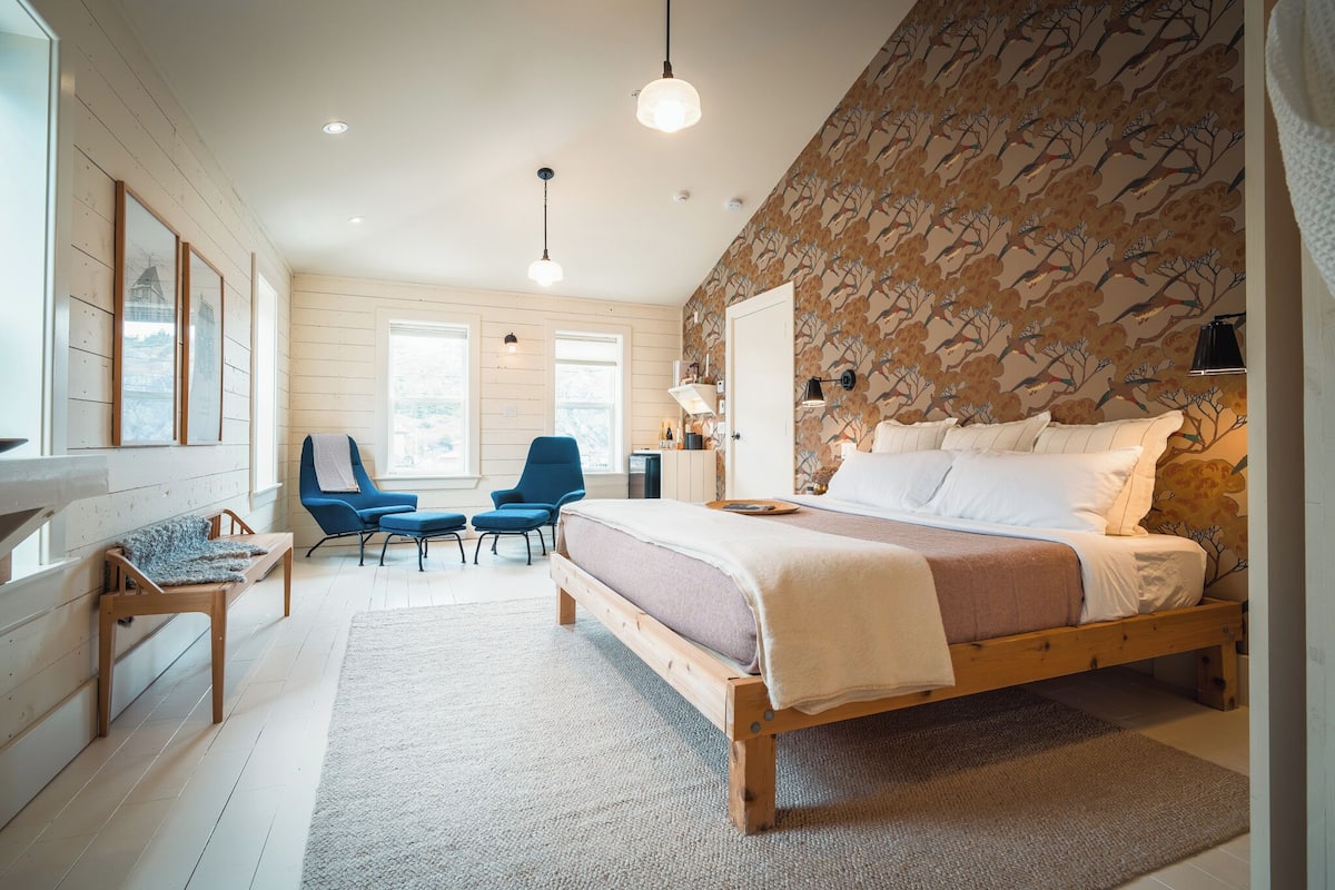 Een minibar, een bureau, een laptopwerkplek, gratis wifi