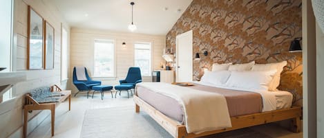 Minibar, desk, laptop workspace, free WiFi