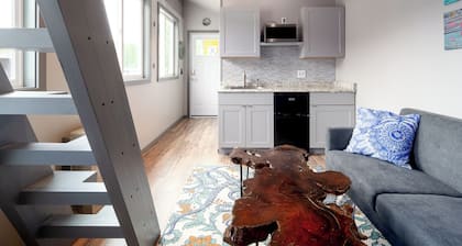 Charming tiny home with WiFi in Valdez. Perfect for 2!
