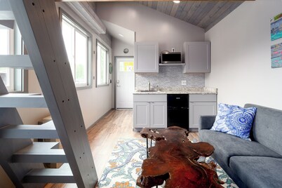 Charming tiny home with WiFi in Valdez. Perfect for 2!