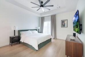 4 slaapkamers, een bureau, een strijkplank/strijkijzer, reisbedje
