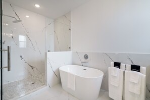 Douche, sèche-cheveux, serviettes fournies, savon
