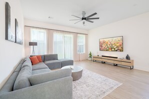 Smart-TV, Bücher, Stereoanlage, Computerbildschirme