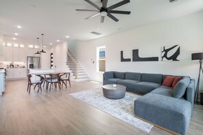 Smart-TV, Bücher, Stereoanlage, Computerbildschirme