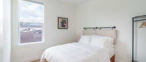 4 chambres, coffres-forts dans les chambres, bureau