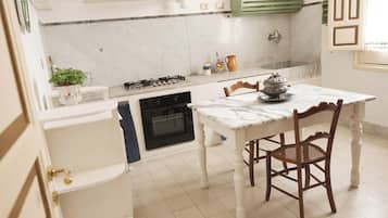 Habitación junior con 1 cama matrimonial o 2 individuales, vista al patio | Cocina privada