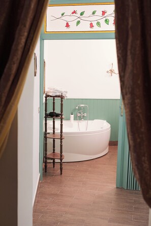 Romantic Suite, City View | Bathroom | Free toiletries, hair dryer, slippers, bidet