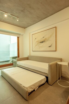 Comfort Studio, Balcony, City View | Living area | 50-inch Smart TV with digital channels - Live New & Modern ApartmentRecoleta B12 (Buenos Aires)