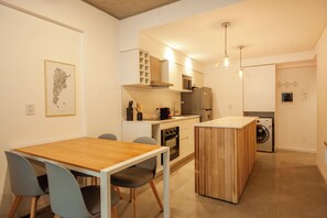 Studio Comfort, balkon, pemandangan kota | Dapur pribadi | Microwave, oven, kompor, dan mesin pembuat kopi/teh