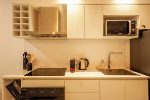 Estudio Confort, balcón, vistas a la ciudad | Cocina privada | Microondas, horno, placa de cocina y cafetera o tetera