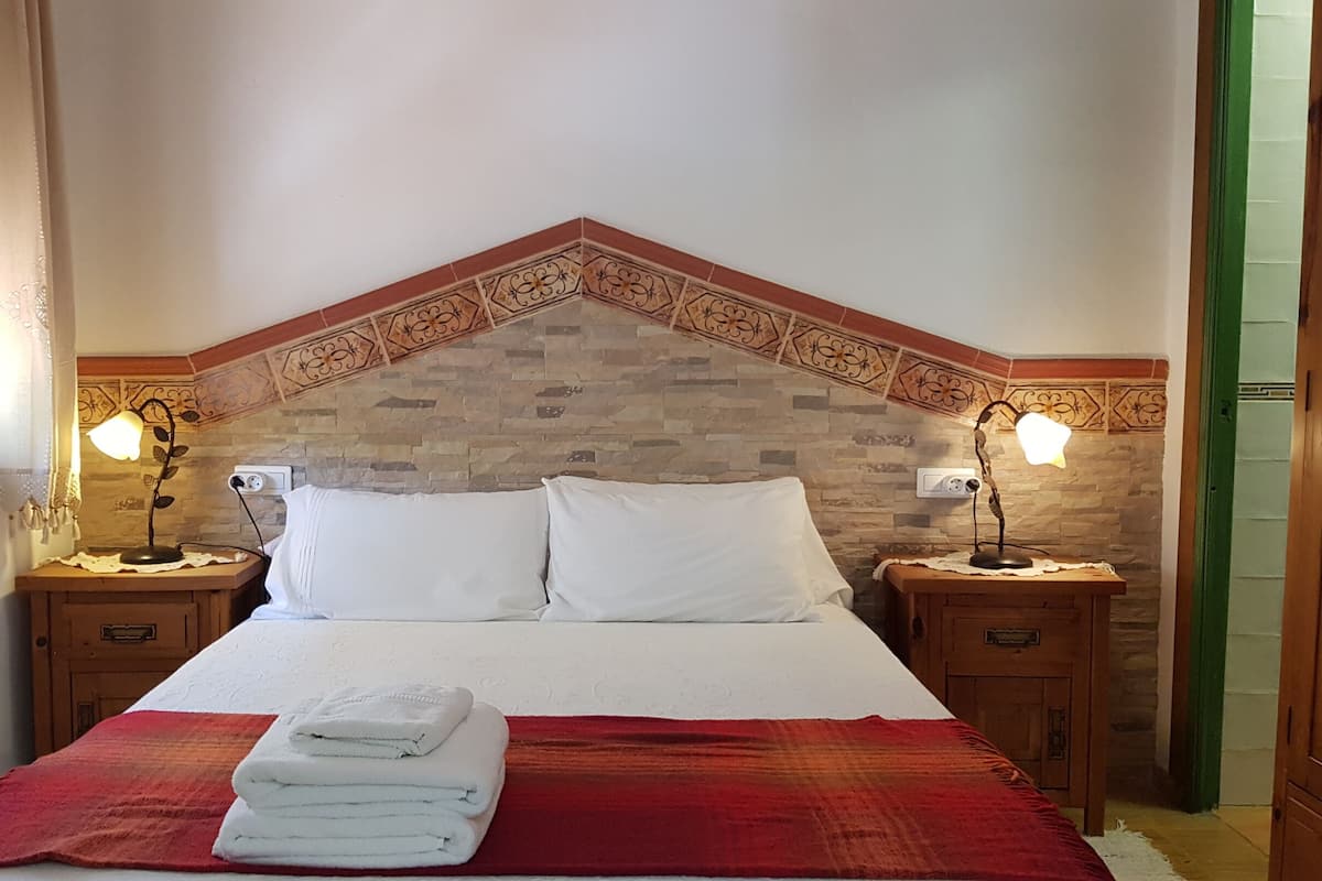 Superior Suite, Ensuite (Golden Eagle) | Iron/ironing board, free WiFi